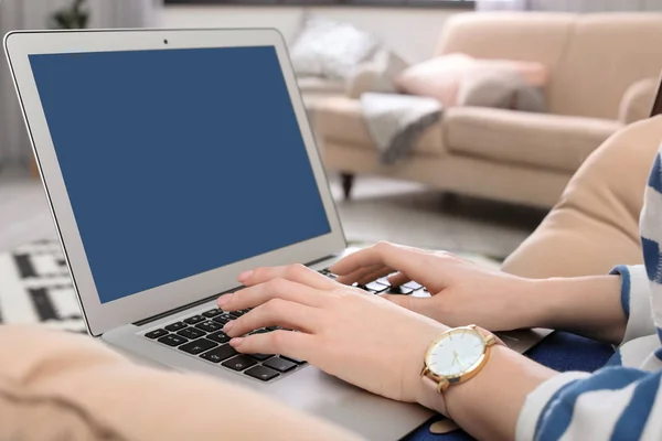 Jovem Mulher Trabalhando Com Laptop Escritório Casa Close — Fotografia de Stock