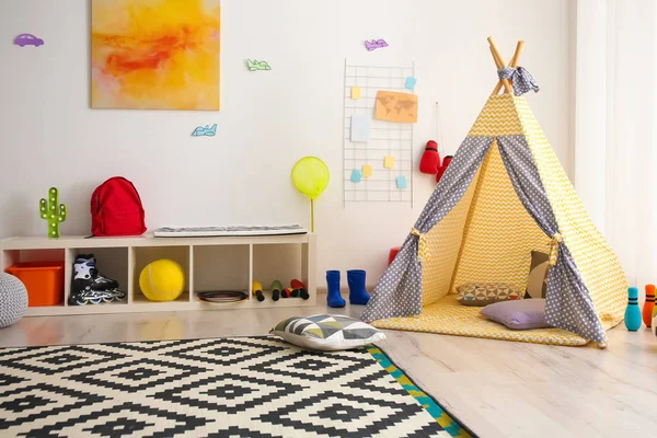 现代室内室内带儿童游乐帐篷 — 图库照片
