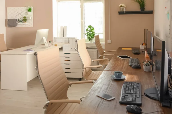 Interior Local Trabalho Elegante Com Computadores Mesas — Fotografia de Stock
