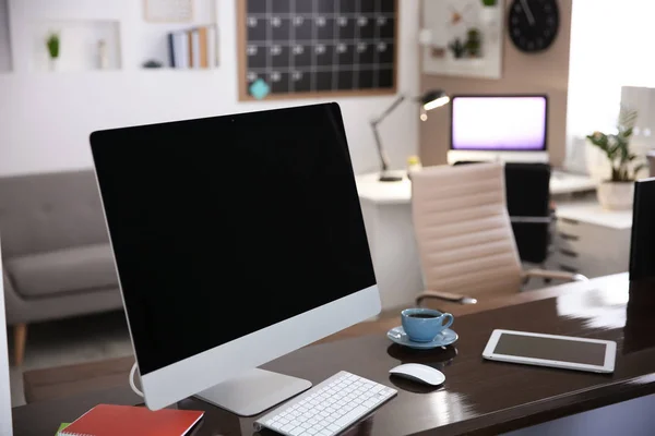 Stilvoller Arbeitsplatz Mit Computer Auf Dem Tisch — Stockfoto