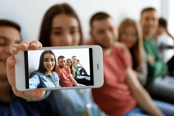 Szczęśliwy Przyjaciele Biorąc Selfie Pomieszczeniu — Zdjęcie stockowe