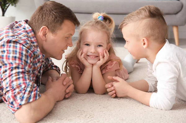 Sevimli Küçük Çocuklar Babaları Evde Rahat Halı Üzerinde Yalan — Stok fotoğraf