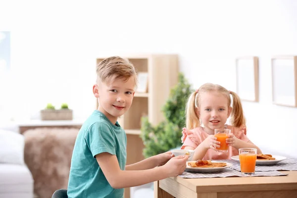Çok Güzel Küçük Çocuklar Lezzetli Yemek Masasında Reçelli Ekmek Tost — Stok fotoğraf