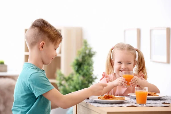 Çok Güzel Küçük Çocuklar Lezzetli Yemek Masasında Reçelli Ekmek Tost — Stok fotoğraf