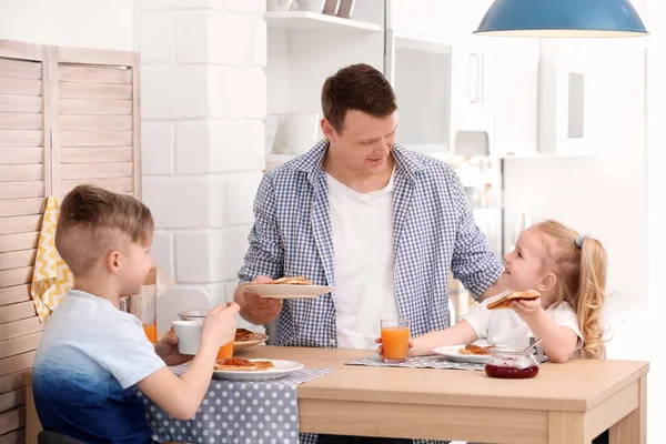 Padre Simpatici Bambini Che Fanno Colazione Con Gustoso Pane Tostato — Foto Stock