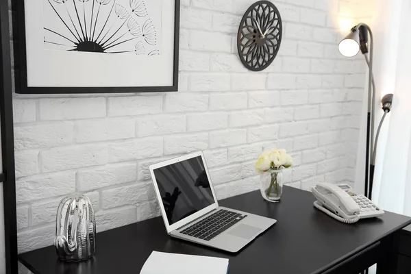 Elegante Interno Del Posto Lavoro Con Computer Portatile Sul Tavolo — Foto Stock