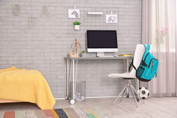 Komfortabler Arbeitsplatz Mit Modernem Computer Kinderzimmer — Stockfoto