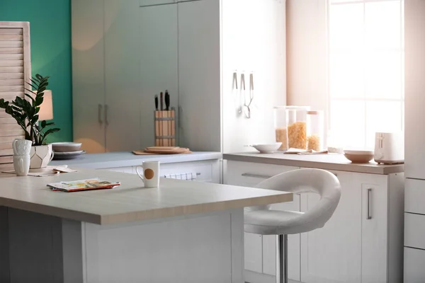 スタイリッシュなキッチン インテリアを設定 家の設計のためのアイデア — ストック写真