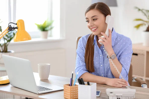 Young Woman Talking Phone Workplace — Stock Photo, Image