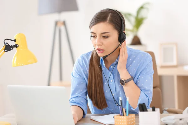 Junge Frau Telefoniert Arbeitsplatz Über Headset — Stockfoto