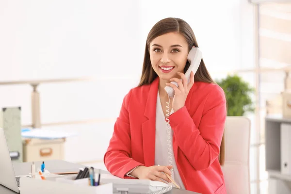 Mujer Joven Hablando Por Teléfono Lugar Trabajo —  Fotos de Stock