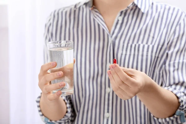 Mujer Joven Con Píldora Vaso Agua Primer Plano — Foto de Stock