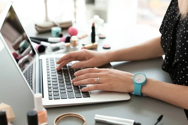 Jovem Com Produtos Maquiagem Usando Laptop Mesa Blogueiro Beleza — Fotografia de Stock