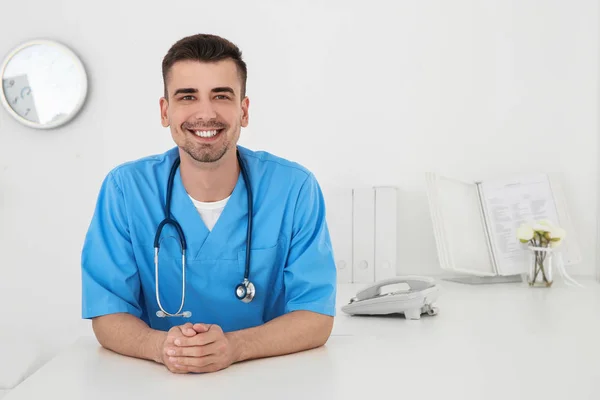 Young Male Doctor Working Reception Desk Hospital — Stock Photo, Image