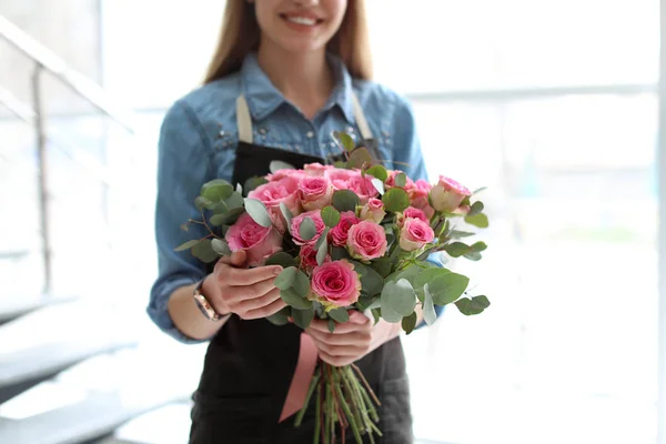 Kvinnliga Florist Holding Vacker Blombukett Inomhus — Stockfoto