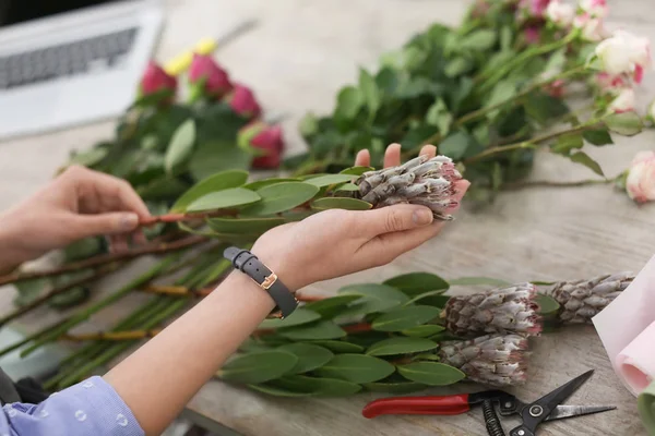 Kobiece Kwiaciarnia Dokonywanie Piękny Bukiet Kwiaciarni Zbliżenie — Zdjęcie stockowe