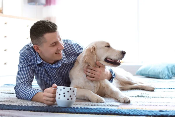 Porträtt Ägaren Med Sin Vänliga Hund Hemma — Stockfoto