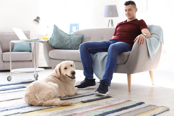 Retrato Del Propietario Con Perro Amigable Casa — Foto de Stock