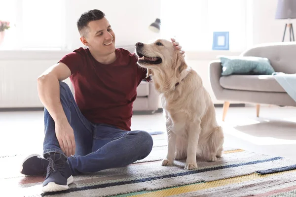 Portrait Propriétaire Avec Son Chien Sympathique Maison — Photo