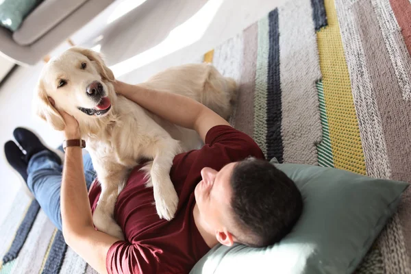 Porträtt Ägaren Med Sin Vänliga Hund Hemma — Stockfoto