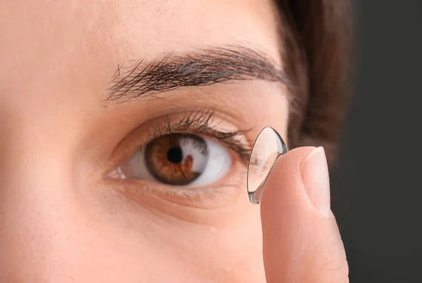 Junge Frau Setzt Kontaktlinse Ihr Auge Nahaufnahme — Stockfoto