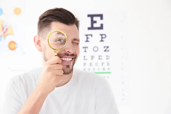 Jonge Man Met Vergrootglas Bezoekende Oogarts — Stockfoto