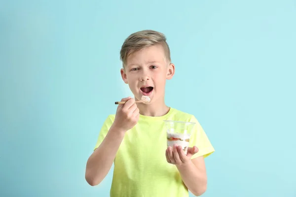 Liten Pojke Med Yoghurt Färgbakgrund — Stockfoto