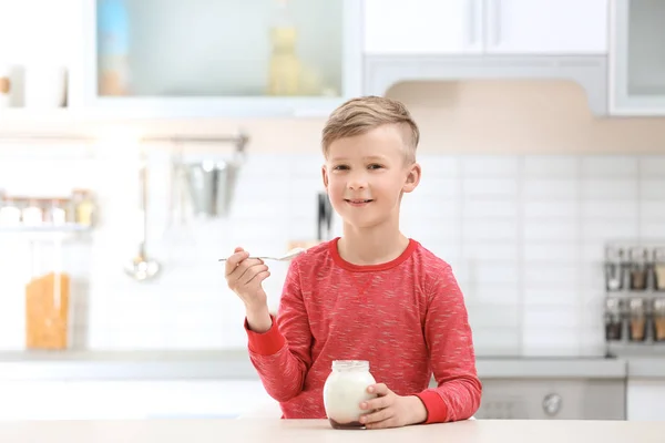 Liten Pojke Med Yoghurt Köket — Stockfoto