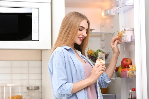 Jovem Com Iogurte Cozinha — Fotografia de Stock