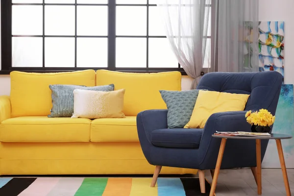 Nowoczesne Wnętrze Komfortową Sofą Rainbow Dywan — Zdjęcie stockowe