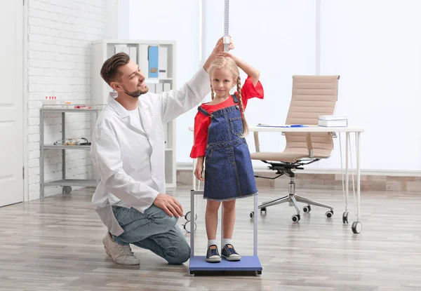 Ölçüm küçük kızın yükseklik hastanede doktor