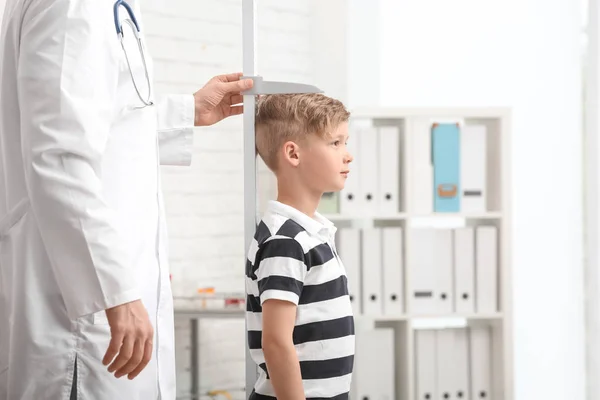 Dokter Meet Kleine Jongen Hoogte Ziekenhuis — Stockfoto