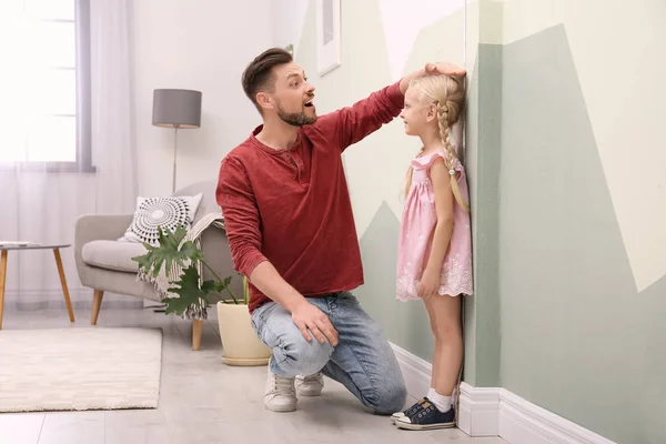 Joven Midiendo Altura Hija Casa — Foto de Stock