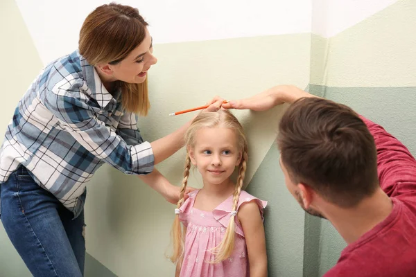 Padres Midiendo Altura Hija Casa —  Fotos de Stock