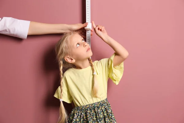Ölçüm Küçük Kızın Yükseklik Renk Arka Plan Üzerinde Doktor — Stok fotoğraf