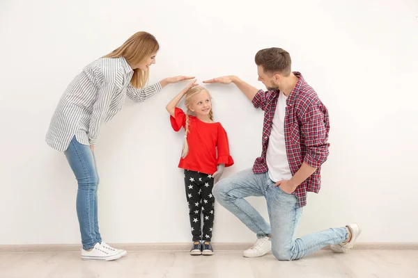 Pais Medindo Altura Sua Filha Dentro Casa — Fotografia de Stock
