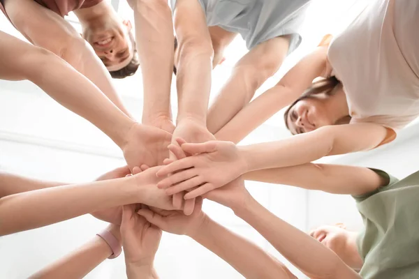 Människor Sätter Händerna Tillsammans Ljus Bakgrund Närbild Unity Konceptet — Stockfoto