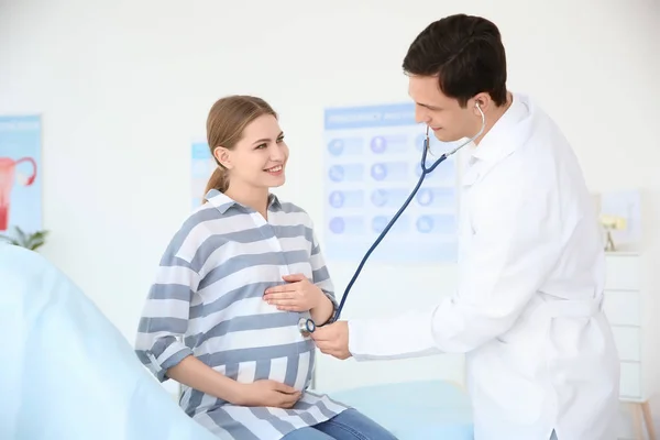 Jinekoloji Konsültasyonu Klinikteki Doktoruna Hamile Bir Kadın — Stok fotoğraf