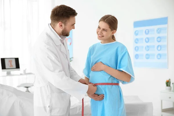 Jinekoloji Konsültasyonu Klinikteki Doktoruna Hamile Bir Kadın — Stok fotoğraf