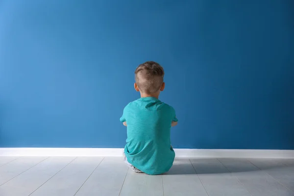 Menino Sentado Chão Perto Parede Colorida Sala Vazia Conceito Autismo — Fotografia de Stock