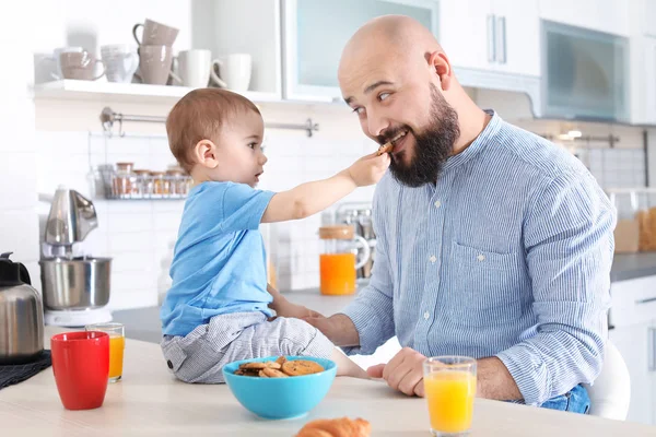 Papà Colazione Con Piccolo Figlio Cucina — Foto Stock