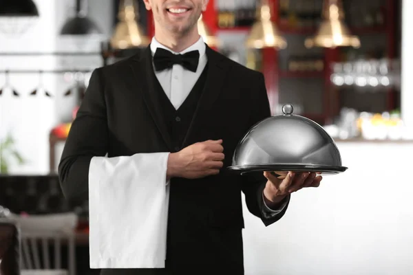 Ober Elegante Uniform Holding Van Metalen Lade Cloche Werkplek — Stockfoto