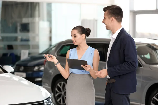 Mladá Prodavačka Práce Klientem Autodům — Stock fotografie