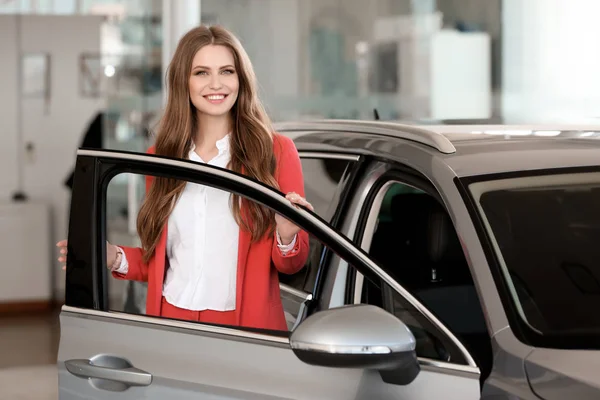 Jovem Vendedora Perto Automóvel Concessionária Automóveis — Fotografia de Stock