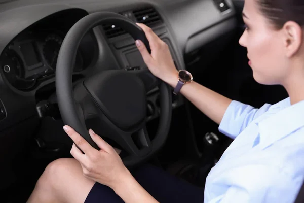 Potencjalny Nabywca Trzymając Ręce Samochodowych Kierownicy Jazda Próbna — Zdjęcie stockowe