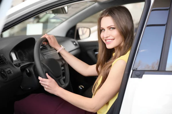 Młoda Kobieta Siedzi Siedzeniu Kierowcy Samochodu — Zdjęcie stockowe