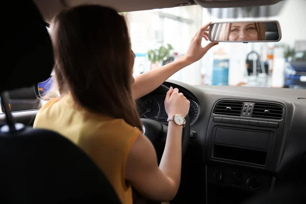 Jovem Mulher Ajustando Automóvel Retrovisor Espelho — Fotografia de Stock