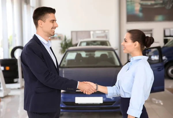 Joven Vendedor Trabajando Con Cliente Concesionaria Automóviles — Foto de Stock