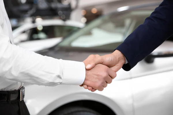 Young Salesman Shaking Hands Client Car Dealership — Stock Photo, Image