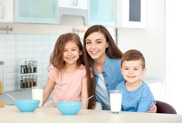 Mutlu Aile Kahvaltı Süt Ile Mutfakta — Stok fotoğraf